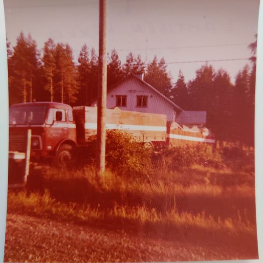 vanha kuorma-auto A Lahtinen